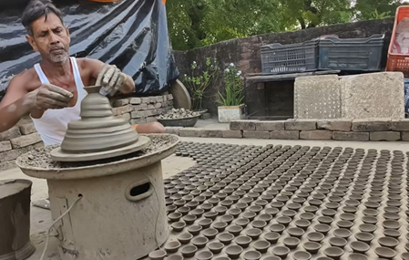 पीएम मोदी के स्वदेशी आह्वान से कुम्हारों की दिवाली चमकेगी, मिट्टी के बने दीयों की मांग में उछाल