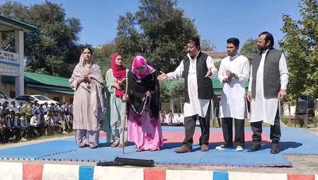 जम्मू-कश्मीर : मेंढर में अधिकारियों ने स्थानीय लोगों को बताए पीएम सूर्य घर मुफ्त बिजली योजना के फायदे