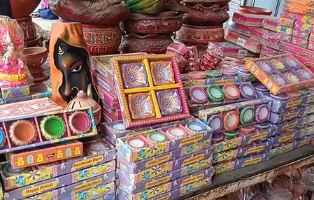 दीपावली पर स्वदेशी उत्पादों की बढ़ी मांग, कुम्हार समुदाय के मिट्टी के दीयों को मिली नई पहचान दीपावली पर स्वदेशी उत्पादों की बढ़ी मांग, कुम्हार समुदाय के मिट्टी के दीयों को मिली नई पहचान