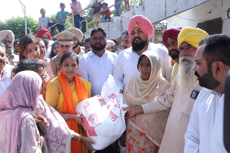 पंजाब केंद्रीय मंत्री निमुबेन बंभानिया ने बाढ़ प्रभावित गांवों का किया दौरा, कहा- केंद्र सरकार पीड़ितों के साथ पंजाब केंद्रीय मंत्री निमुबेन बंभानिया ने बाढ़ प्रभावित गांवों का किया दौरा, कहा- केंद्र सरकार पीड़ितों के साथ