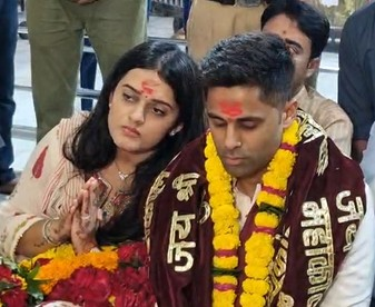 सूर्यकुमार यादव ने पत्नी के साथ महाकाल के दर्शन किए