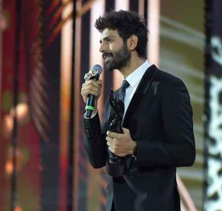 Kartik Aaryan gets emotional while receiving Filmfare Best Actor Award in front of his parents