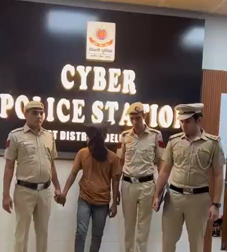 दिल्ली: फर्जी फेसबुक-व्हाट्सएप प्रोफाइल से महिलाओं को ब्लैकमेल करने वाला आरोपी लखनऊ से गिरफ्तार