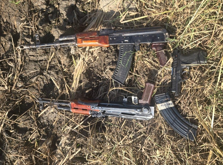 पंजाब पुलिस और बीएसएफ ने तरनतारन में हथियारों की खेप पकड़ी, पाकिस्तान से तस्करी का खुलासा पंजाब पुलिस और बीएसएफ ने तरनतारन में हथियारों की खेप पकड़ी, पाकिस्तान से तस्करी का खुलासा