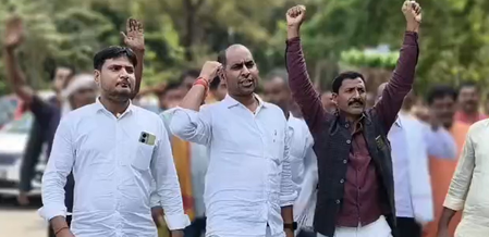 बिहार चुनाव पूर्व जदयू विधायक वीरेंद्र कुमार सिंह के समर्थकों ने सीएम आवास पर विरोध जताया बिहार चुनाव पूर्व जदयू विधायक वीरेंद्र कुमार सिंह के समर्थकों ने सीएम आवास पर विरोध जताया