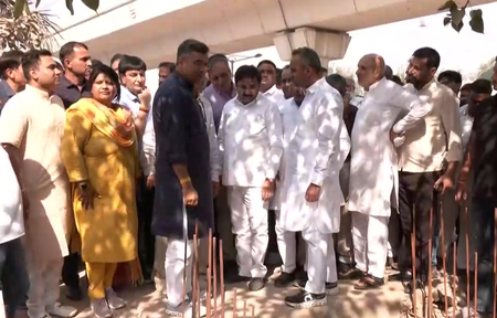 दिल्ली में ‘गवर्नमेंट ऑन व्हील्स’ पहल प्रवेश वर्मा ने नजफगढ़, कराला, कंझावाला का निरीक्षण कर समस्याओं का लिया जायजा दिल्ली में ‘गवर्नमेंट ऑन व्हील्स’ पहल प्रवेश वर्मा ने नजफगढ़, कराला, कंझावाला का निरीक्षण कर समस्याओं का लिया जायजा