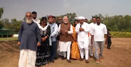 पीएम मोदी के साथ संवाद ने बढ़ाया किसान का हौसला, गोकुल मिशन से 2 करोड़ की सब्सिडी से फल-फूल रहा फार्म पीएम मोदी के साथ संवाद ने बढ़ाया किसान का हौसला, गोकुल मिशन से 2 करोड़ की सब्सिडी से फल-फूल रहा फार्म