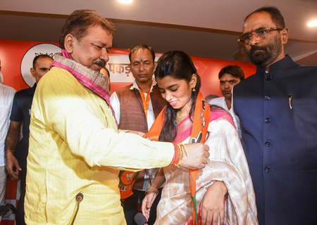 बिहार चुनाव लोकगायिका मैथिली ठाकुर भाजपा में शामिल, पीएम मोदी को बताया प्रेरणास्रोत बिहार चुनाव लोकगायिका मैथिली ठाकुर भाजपा में शामिल, पीएम मोदी को बताया प्रेरणास्रोत