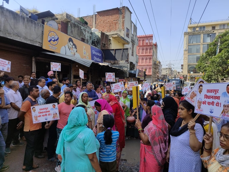 छतरपुर में पानी के संकट पर फूटा लोगों का गुस्सा, जल बोर्ड के खिलाफ मटका फोड़ प्रदर्शन छतरपुर में पानी के संकट पर फूटा लोगों का गुस्सा, जल बोर्ड के खिलाफ मटका फोड़ प्रदर्शन