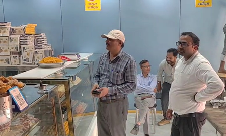 फर्रुखाबाद में खाद्य विभाग ने मारा कई दुकानों पर छापा, मिठाई की क्वालिटी जांची