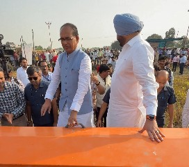 केंद्रीय मंत्री शिवराज सिंह चौहान ने किसानों को बताए पराली जलाने के नुकसान, सिखाया प्रबंधन का पाठ केंद्रीय मंत्री शिवराज सिंह चौहान ने किसानों को बताए पराली जलाने के नुकसान, सिखाया प्रबंधन का पाठ