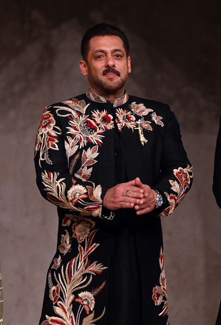 Salman Khan turns showstopper, walks the ramp in black sherwani Salman Khan turns showstopper, walks the ramp in black sherwani