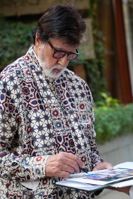 Big B apologises for not responding to his birthday wishes as his 'mobile is suddenly misbehaving' Big B apologises for not responding to his birthday wishes as his 'mobile is suddenly misbehaving'