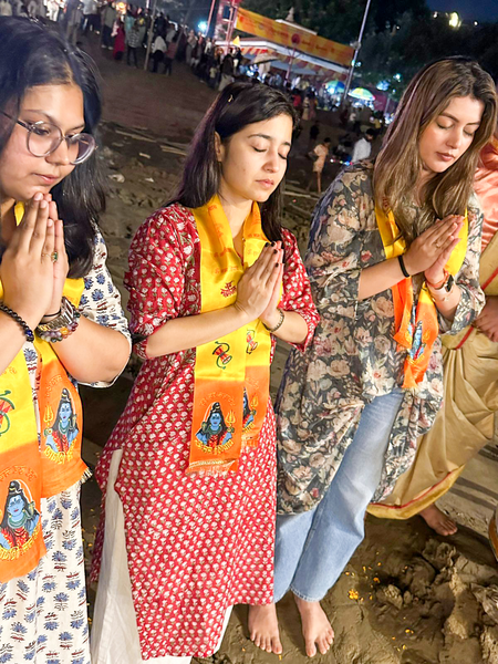 Shweta Tripathi performs aarti at the Ganga Ghat in Benaras Shweta Tripathi performs aarti at the Ganga Ghat in Benaras