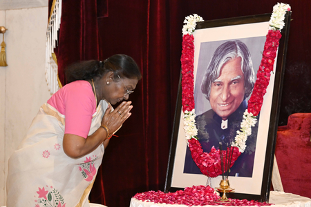 द्रौपदी मुर्मू ने पूर्व राष्ट्रपति डॉ. एपीजे अब्दुल कलाम की जयंती पर श्रद्धांजलि अर्पित की द्रौपदी मुर्मू ने पूर्व राष्ट्रपति डॉ. एपीजे अब्दुल कलाम की जयंती पर श्रद्धांजलि अर्पित की