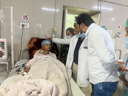 जैसलमेर बस हादसा हनुमान बेनीवाल ने घायलों से की मुलाकात, एक करोड़ सहायता की मांग जैसलमेर बस हादसा हनुमान बेनीवाल ने घायलों से की मुलाकात, एक करोड़ सहायता की मांग