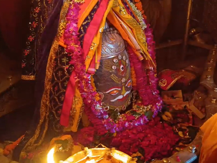 बाबा महाकाल की भस्म आरती में उमड़ा भक्तों का सैलाब, चंद्र-कमल श्रृंगार ने मोहा मन बाबा महाकाल की भस्म आरती में उमड़ा भक्तों का सैलाब, चंद्र-कमल श्रृंगार ने मोहा मन