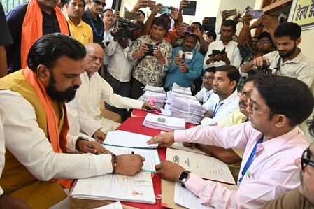 बिहार चुनाव उपमुख्यमंत्री सम्राट चौधरी ने नामांकन किया दाखिल, कई वरिष्ठ नेता रहे मौजूद बिहार चुनाव उपमुख्यमंत्री सम्राट चौधरी ने नामांकन किया दाखिल, कई वरिष्ठ नेता रहे मौजूद