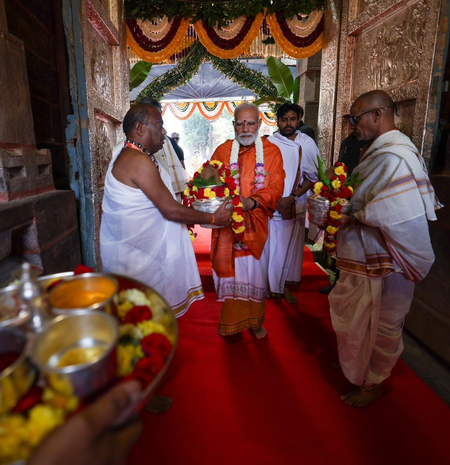 श्रीशैलम में होना मेरे लिए आनंद की बात, पवित्र स्थल के हर हिस्से में है दिव्यता प्रधानमंत्री मोदी श्रीशैलम में होना मेरे लिए आनंद की बात, पवित्र स्थल के हर हिस्से में है दिव्यता प्रधानमंत्री मोदी