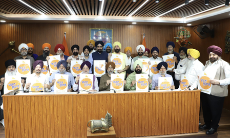 Hardeep Singh Puri's family presents Guru Gobind Singh Ji's 'Charan Suhawa' for historic yatra to Patna Sahib Hardeep Singh Puri's family presents Guru Gobind Singh Ji's 'Charan Suhawa' for historic yatra to Patna Sahib