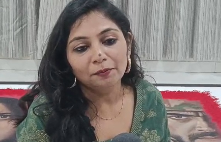 गुजरात जामनगर की कलाकार ने दीपावली पर देशभक्ति और बलिदान की कहानी बयां करती ‘शौर्य’ रंगोली बनाई गुजरात जामनगर की कलाकार ने दीपावली पर देशभक्ति और बलिदान की कहानी बयां करती ‘शौर्य’ रंगोली बनाई