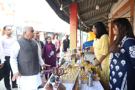 यूपी ट्रेड शो स्वदेशी मेला 2025 में पहुंचे मंत्री राकेश सचान ने कारीगरों की सृजनशीलता की सराहना की यूपी ट्रेड शो स्वदेशी मेला 2025 में पहुंचे मंत्री राकेश सचान ने कारीगरों की सृजनशीलता की सराहना की