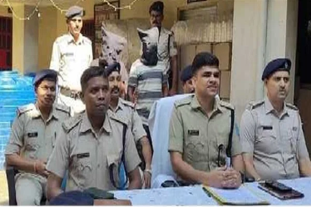 झारखंड: सरायकेला में बनाई जा रही नकली शराब जब्त, दो गिरफ्तार