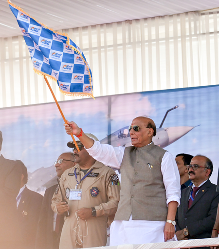 अब युद्ध कई मोर्चों पर लड़े जा रहे हैं, भारत को इस नई रेस में आगे रहना है रक्षा मंत्री राजनाथ सिंह अब युद्ध कई मोर्चों पर लड़े जा रहे हैं, भारत को इस नई रेस में आगे रहना है रक्षा मंत्री राजनाथ सिंह