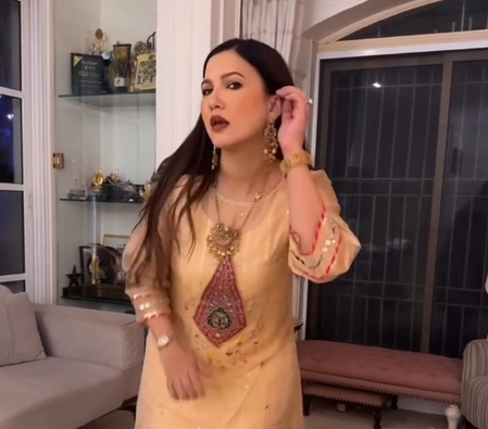 Gauahar Khan seen tapping a foot on Karan Aujla's 'For A Reason' 1 month postpartum Gauahar Khan seen tapping a foot on Karan Aujla's 'For A Reason' 1 month postpartum