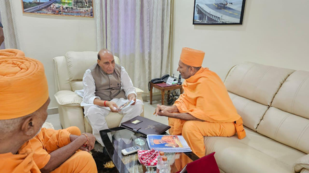 रक्षा मंत्री राजनाथ सिंह ने नासिक में बीएपीएस संतों से की भेंट, दीवाली की शुभकामनाएं दी