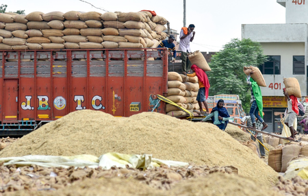तमिलनाडु धान खरीद में तेजी, केंद्र सरकार से मांगी फोर्टिफाइड चावल की अनुमति तमिलनाडु धान खरीद में तेजी, केंद्र सरकार से मांगी फोर्टिफाइड चावल की अनुमति