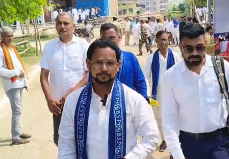 बिहार चुनावः बिरहा गायक ओमप्रकाश दीवाना ने मोहनिया सीट से बसपा के सिंबल पर किया नामांकन बिहार चुनावः बिरहा गायक ओमप्रकाश दीवाना ने मोहनिया सीट से बसपा के सिंबल पर किया नामांकन