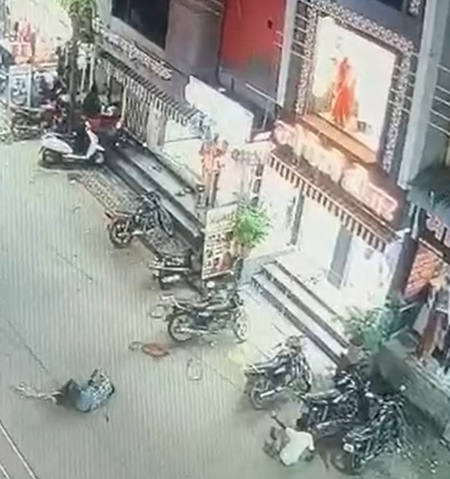 महाराष्ट्र लातूर में दीपावली की सजावट के दौरान दो मजदूर तीसरी मंजिल से गिरे महाराष्ट्र लातूर में दीपावली की सजावट के दौरान दो मजदूर तीसरी मंजिल से गिरे