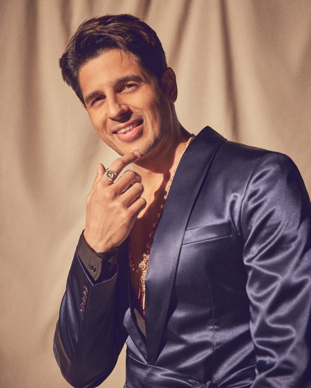 Sidharth Malhotra pushes fitness limits with intense calisthenics moves Sidharth Malhotra pushes fitness limits with intense calisthenics moves