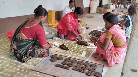 झारखंड के कोडरमा में गोबर क्राफ्ट से बन रहे दीये, महिलाएं आत्मनिर्भरता की ओर झारखंड के कोडरमा में गोबर क्राफ्ट से बन रहे दीये, महिलाएं आत्मनिर्भरता की ओर