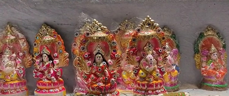 फर्रुखाबाद में धनतेरस पर सजा बाजार, खरीदारी को उमड़ी भीड़ फर्रुखाबाद में धनतेरस पर सजा बाजार, खरीदारी को उमड़ी भीड़