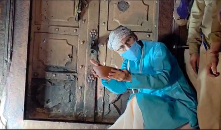 मथुरा 54 साल बाद खुला बांके बिहारी मंदिर का तोष खाना, खजाने की जगह निकली ये चीज मथुरा 54 साल बाद खुला बांके बिहारी मंदिर का तोष खाना, खजाने की जगह निकली ये चीज