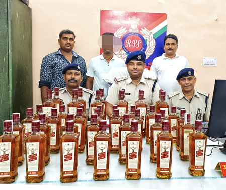 त्योहारी निगरानी ‘ऑपरेशन सतर्क’ में शराब तस्करी पर आरपीएफ का शिकंजा त्योहारी निगरानी ‘ऑपरेशन सतर्क’ में शराब तस्करी पर आरपीएफ का शिकंजा