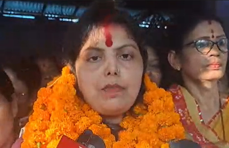 बिहार चुनावः स्वीटी सिंह ने किशनगंज से भरा नामांकन पत्र, 'भिखारी' बन मांगा जनता से समर्थन