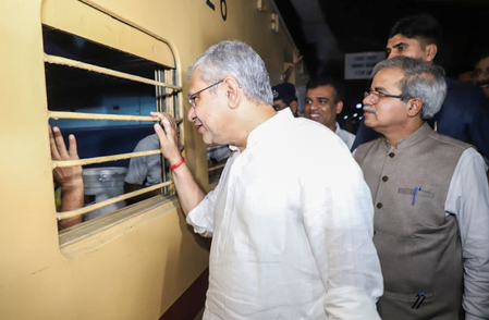 रेलवे ने स्टेशनों पर यात्रियों की भीड़ से निपटने के लिए किए विशेष इंतजाम, तीन स्तरीय वार रूम बनाया अश्विनी वैष्णव रेलवे ने स्टेशनों पर यात्रियों की भीड़ से निपटने के लिए किए विशेष इंतजाम, तीन स्तरीय वार रूम बनाया अश्विनी वैष्णव