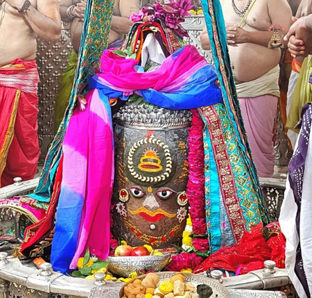 उज्जैन दीपावली पर महाकालेश्वर मंदिर में विशेष भस्म आरती, श्रद्धालुओं ने बाबा महाकाल के दर्शन किए उज्जैन दीपावली पर महाकालेश्वर मंदिर में विशेष भस्म आरती, श्रद्धालुओं ने बाबा महाकाल के दर्शन किए
