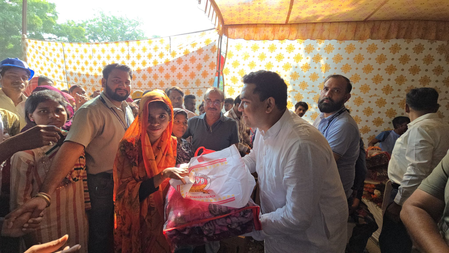 दिल्ली कपिल मिश्रा ने श्रमिक परिवारों के साथ मिलकर मनाई दिवाली, मिठाइयां और पटाखे बांटे दिल्ली कपिल मिश्रा ने श्रमिक परिवारों के साथ मिलकर मनाई दिवाली, मिठाइयां और पटाखे बांटे