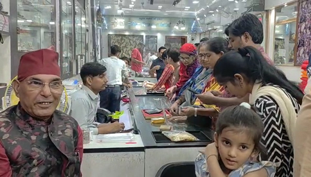 फर्रुखाबाद : धनतेरस पर बाजारों में उमड़ी भीड़, 10 करोड़ का हुआ कारोबार