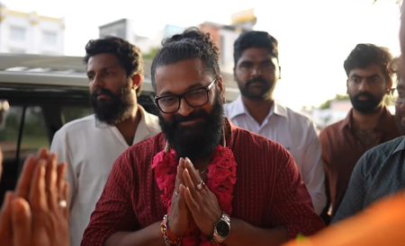 Rishab Shetty seeks divine blessings at the Arulmigu Ramanathaswamy Temple in Rameswaram Rishab Shetty seeks divine blessings at the Arulmigu Ramanathaswamy Temple in Rameswaram