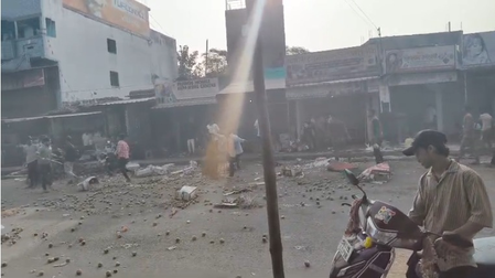 गिरिडीह की मिर्जागंज सब्जी मंडी में दो पक्षों के बीच हिंसक संघर्ष, एक दर्जन घायल, पुलिस बल की तैनाती गिरिडीह की मिर्जागंज सब्जी मंडी में दो पक्षों के बीच हिंसक संघर्ष, एक दर्जन घायल, पुलिस बल की तैनाती