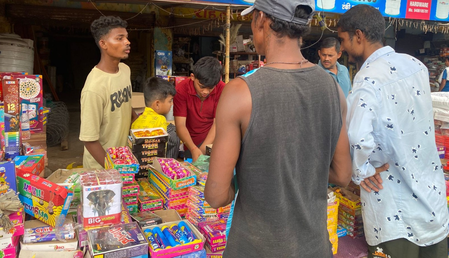 सुकमा के बाजारों में जीएसटी कटौती का सकारात्मक प्रभाव, पटाखों की बिक्री में उछाल सुकमा के बाजारों में जीएसटी कटौती का सकारात्मक प्रभाव, पटाखों की बिक्री में उछाल