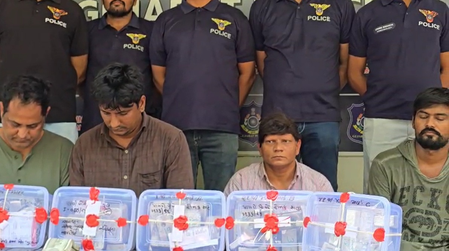अहमदाबाद पुलिस को मिली बड़ी सफलता, जैन मंदिर में चोरी के मामले में 4 आरोपी गिरफ्तार अहमदाबाद पुलिस को मिली बड़ी सफलता, जैन मंदिर में चोरी के मामले में 4 आरोपी गिरफ्तार