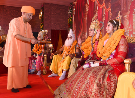 अयोध्या दीपोत्सव 2025: सीएम योगी ने खींचा रथ, उतारी आरती, जय श्रीराम से गूंजा रामकथा पार्क
