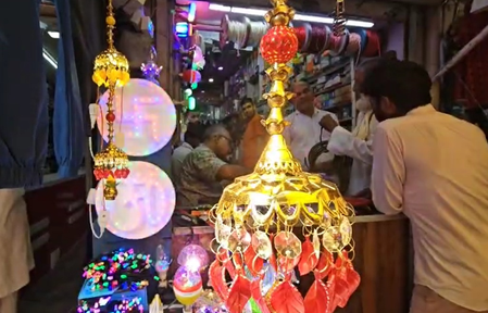 दीपावली की खरीदारी के लिए बाजारों में उमड़ी भीड़, स्वदेशी की भारी मांग दीपावली की खरीदारी के लिए बाजारों में उमड़ी भीड़, स्वदेशी की भारी मांग
