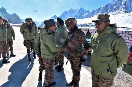 बर्फीली चोटियों पर पहुंचे सेनाध्यक्ष ने जवानों को दीपावली की दी बधाई, तैयारियों का लिया जायजा बर्फीली चोटियों पर पहुंचे सेनाध्यक्ष ने जवानों को दीपावली की दी बधाई, तैयारियों का लिया जायजा